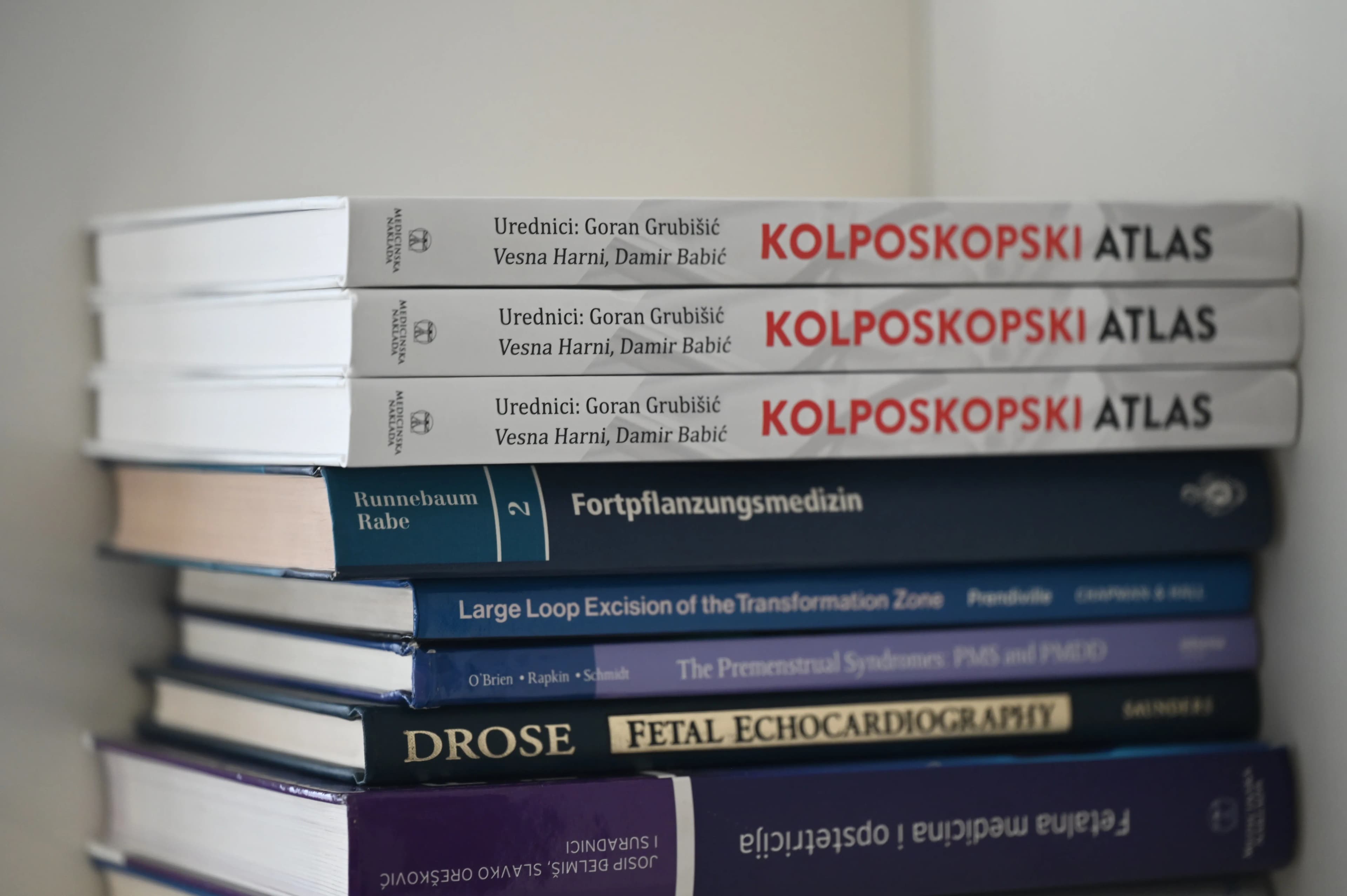  Knjige "Kolposkopskog atlasa" dr. Vesne Harni, Gorana Grubišića i Damira Babića.