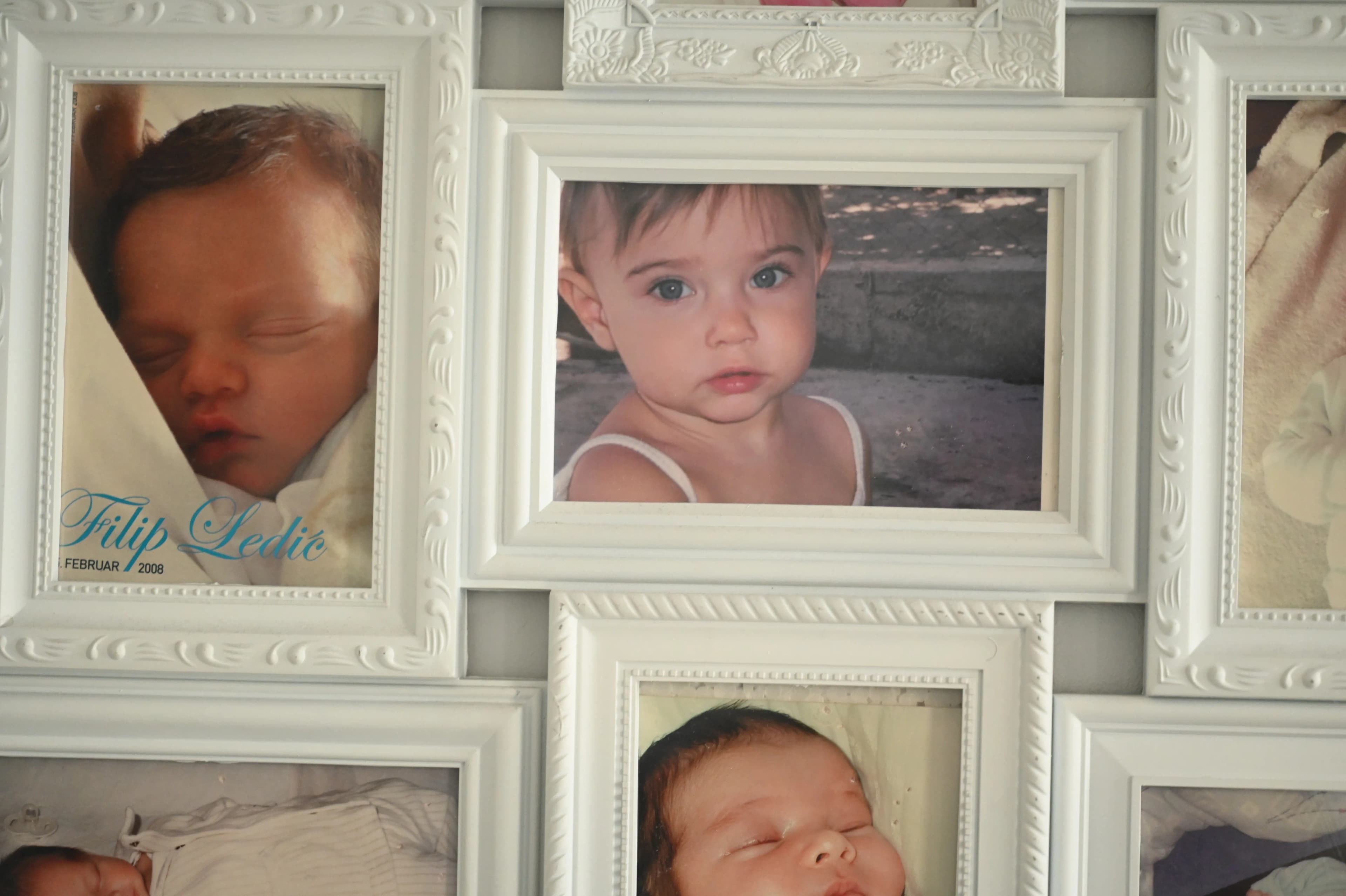 Fotografije na zidu Poliklinike Harni