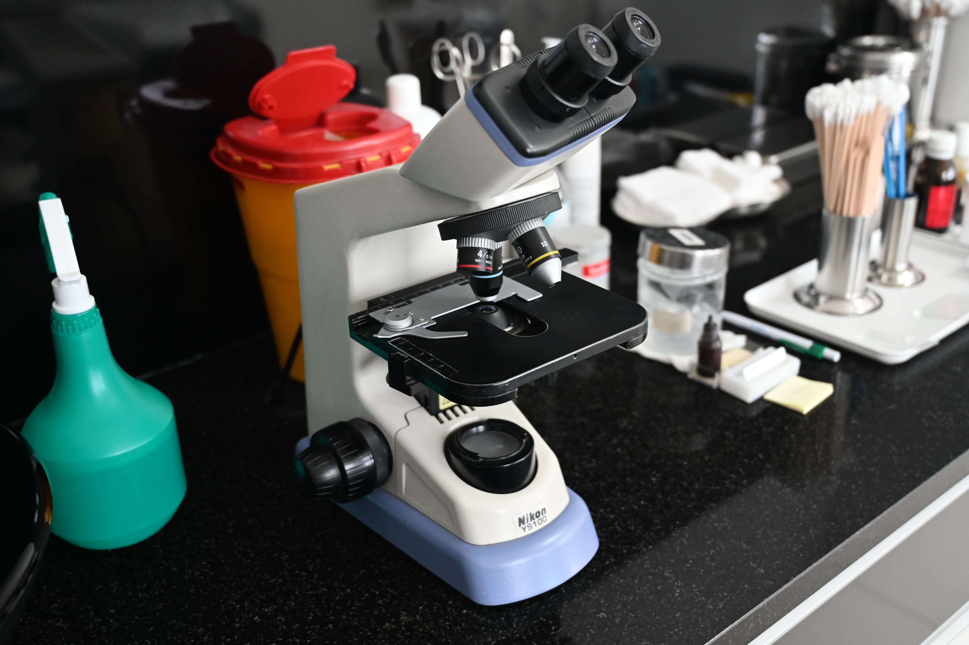 Laboratorij Poliklinike Harni – mikroskop i dijagnostika